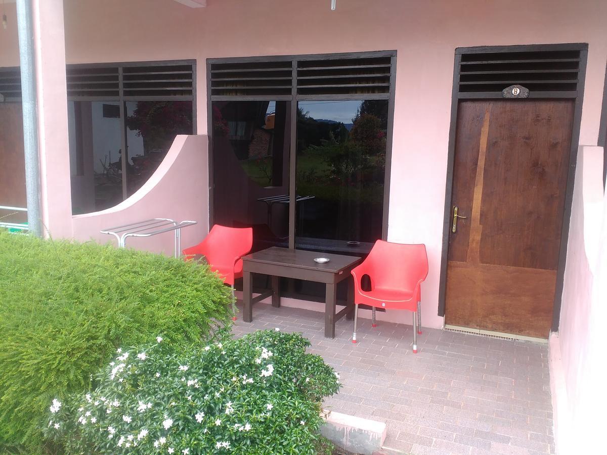 Ambarita Bernard Guest House & Resto Redpartner מראה חיצוני תמונה